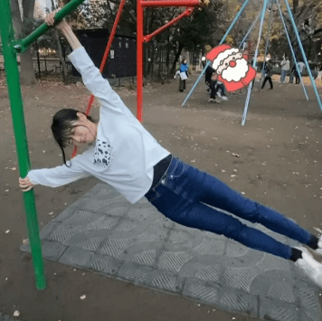 「可愛いお母さん！」元NHKキャスターの美魔女、”母さん鯉のぼり”の情熱鉄棒ムービーを披露し拍手喝采！「運動頑張る天気予報士」