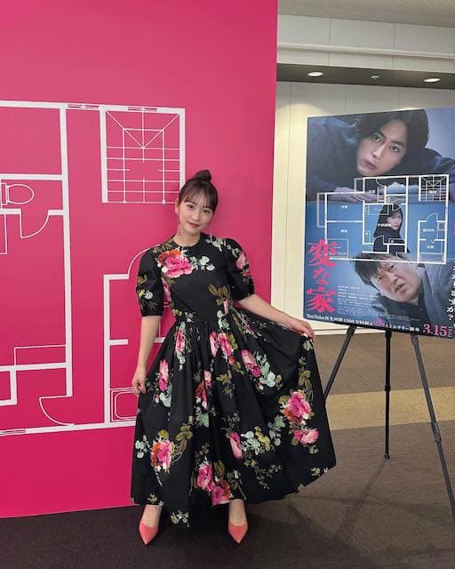 川栄李奈「変な家カラー」のドレスで試写会に登壇🎬🖤💖