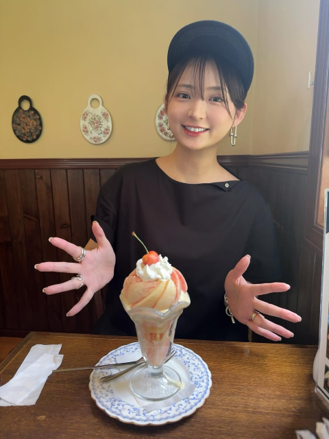 激カワ丸顔グラドル・鈴木咲、地元豊田で◯◯パフェを堪能！可愛すぎるスマイルにファンメロメロ