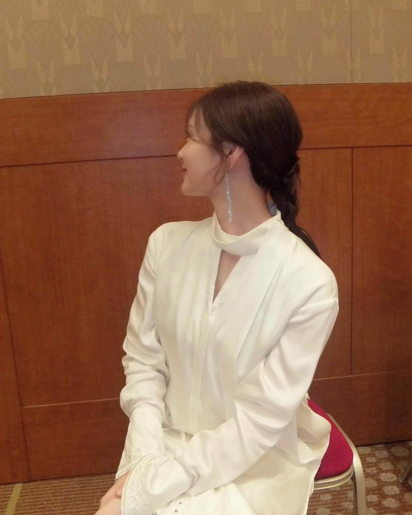 白石麻衣、出演映画の完成報告会で身につけていたロングイヤリングと可愛らしい指輪を公開！