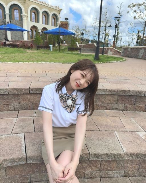 「韓国の制服似合いすぎ⁉」元乃木坂46・秋元真夏のよるブラロケ思い出ショットにファン悶絶