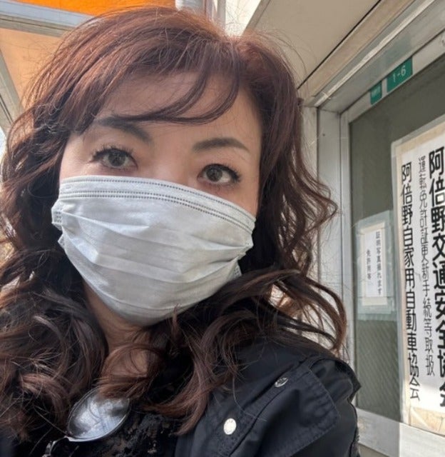 ネット予約必須！ハイヒール・モモコが区内の警察で免許更新！