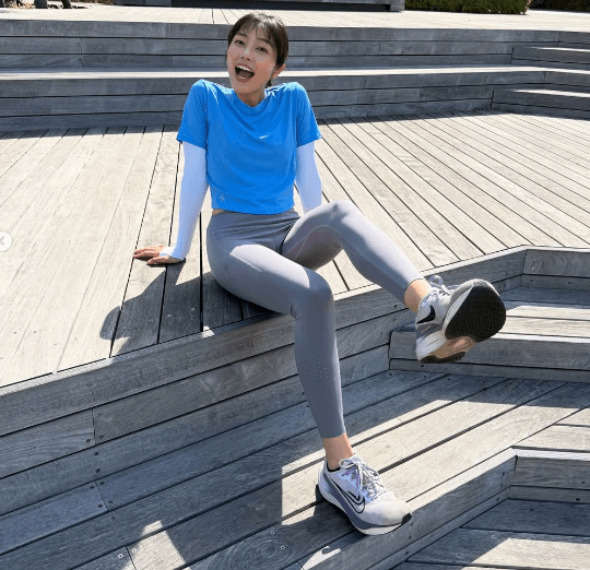 「とても美しいですね」美女ランナー、晴空の下で”ブルーウェア”のスマイルショットを公開！ファンを魅了「I like you smile」