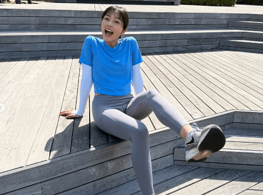 「とても美しいですね」美女ランナー、晴空の下で”ブルーウェア”のスマイルショットを公開！ファンを魅了「I like you smile」