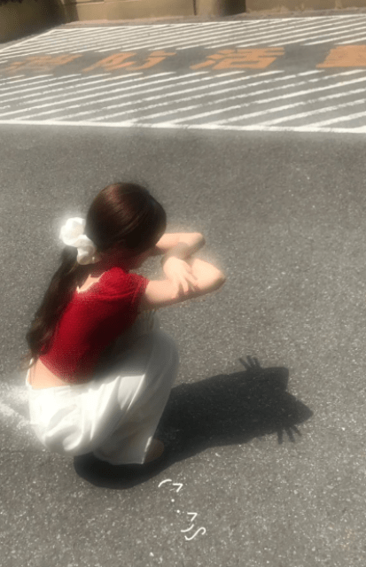 「影で遊んでみたよ」LE SSERAFIM ホン・ウンチェ、無邪気で可愛すぎるインスタショットにファンメロメロ！