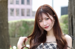 日南まみ、夏の装いで魅せるオフショットに「めっちゃ可愛い」「美脚で可愛い」の声