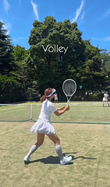 プリーツミニスカウエアのバックショットにファン悶絶⁉元プロテニスプレイヤー美女のボレームービーに注目！