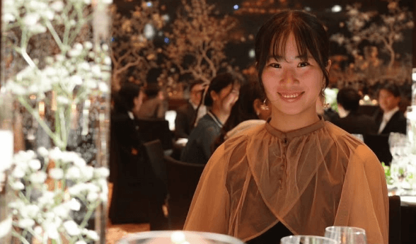 「母の着せ替え人形となっています」プロテニス美女、従姉妹の結婚式へ！式場ショットの公開にファン歓喜「お洒落！」