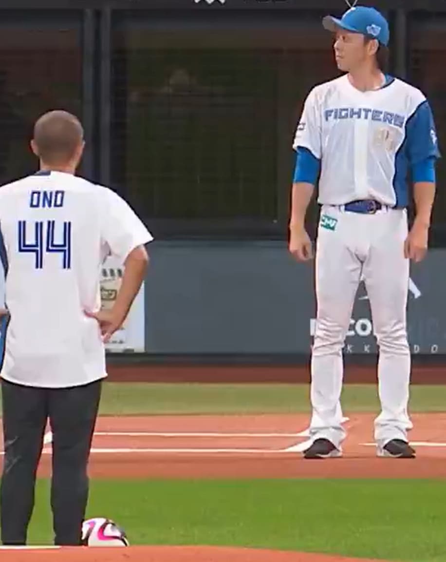 「異例のファーストキック」北海道日本ハムファイターズの始球式にあのレジェンドが登場