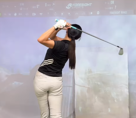 ゴルフ美女が実演！話題の練習器具に注目集まるワケとは？