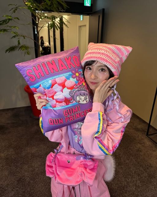 「しのこです。」篠田麻里子、娘が大好きなあのキャラに変身⁉ピンクコーデが可愛すぎると話題