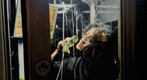 「公衆電話に閉じ込められた色気…」赤西仁、電話ボックスショットにファン悲鳴！