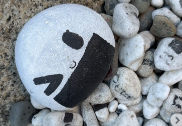 「おむすび神社って可愛すぎない…？」夏木マリ、“ご縁結び”の神社参拝ショットが話題に！