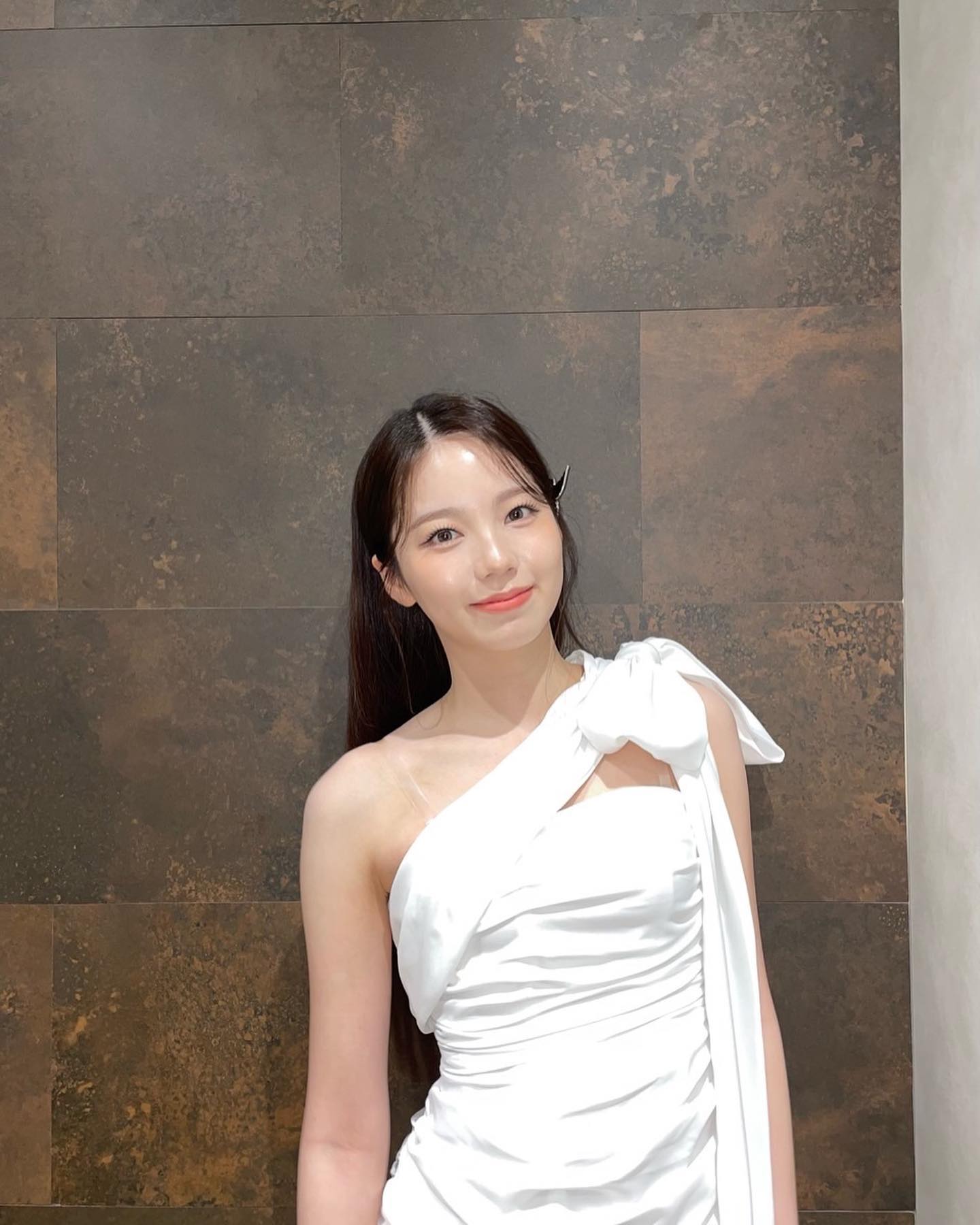 「白井彩花🦋🤍」NiziU・アヤカの最新ショットが話題