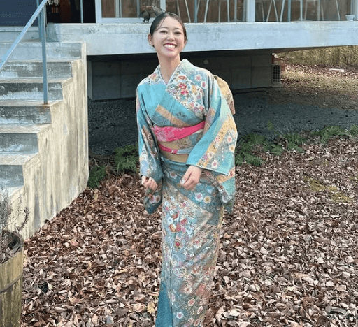 「着物を着てても脚が長いのわかる！」人気ゴルフ美女子、”振り向き・女将はんショット”を公開！ファンの心、ポッ