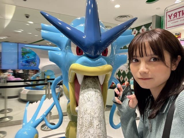 ポケモン好き桃月なしこ、”シンガポールのすがた”なギャラドスとの2ショットを投稿
