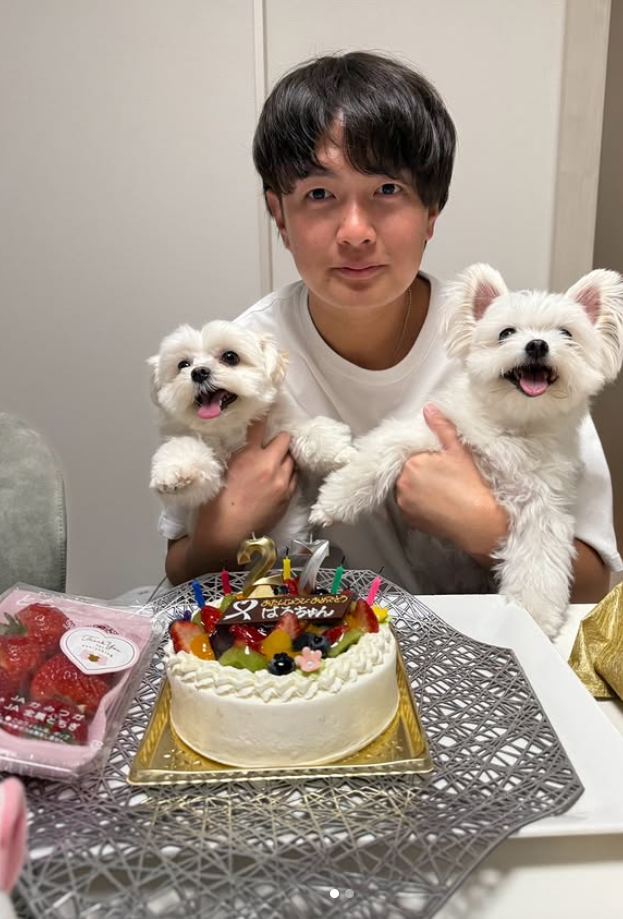 27歳のバースデー！ヤクルト・大道温貴が愛犬2匹との癒やしショットを公開