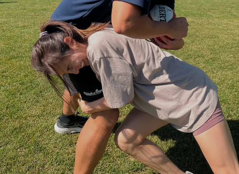 美女スポーツモデル、タフガイへの”乙女タックル”を敢行！みなぎるパワー炸裂風景にファン歓喜！