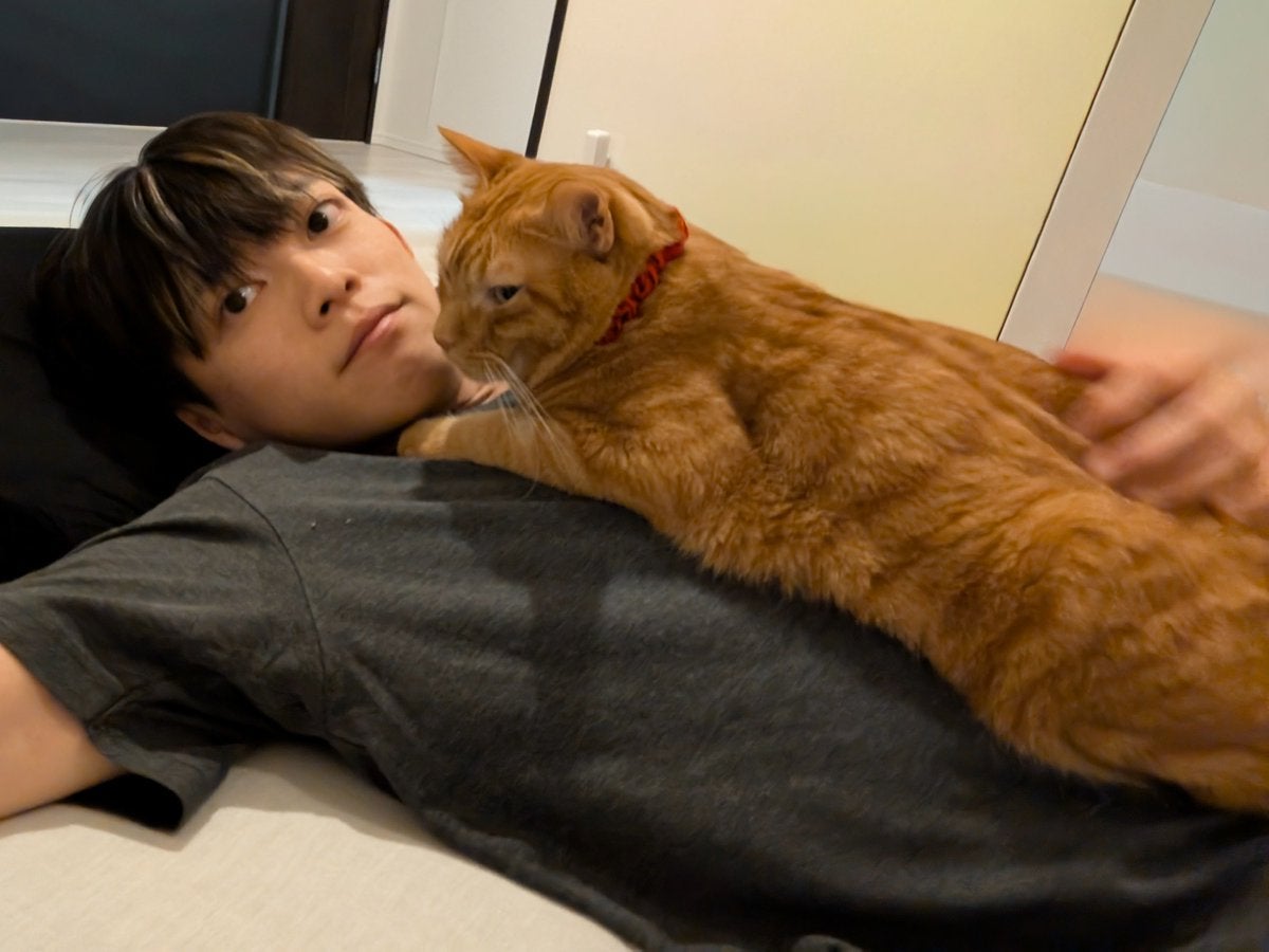 松丸亮吾が愛猫と密着寝転がりショットを公開！夏は〇〇！？