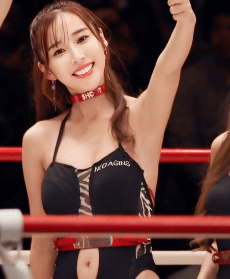 「キレイ～！」人気ラウンドガール、”ブラック＆ミリタリー”のリングショットを披露しファン・ノックアウト！