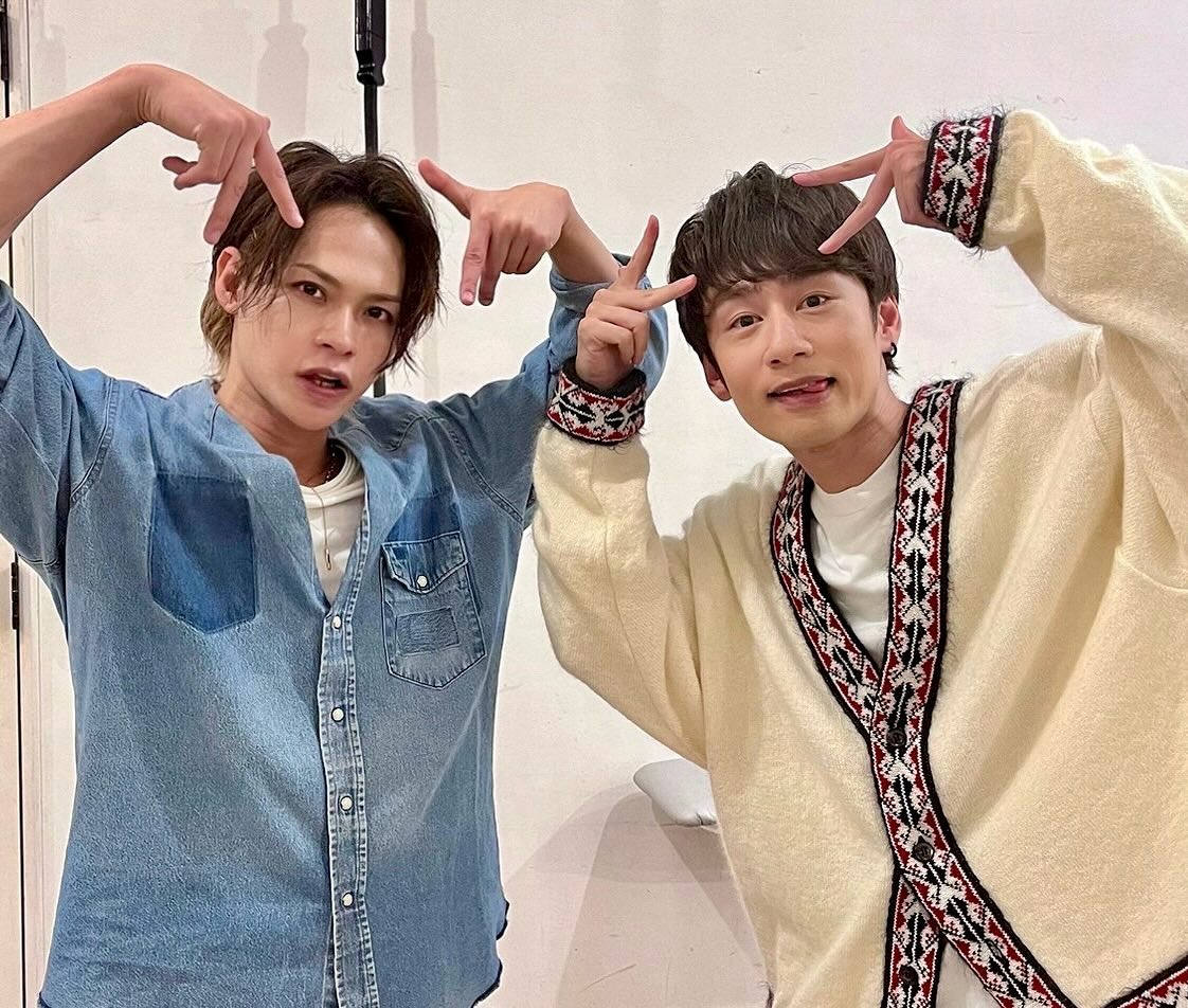 上田竜也が”猫耳ポーズ”で話題の人とツーショット📷