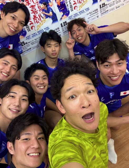 「またしても超絶な盛り上がり」お笑い芸人・もじゃ吉田が大阪ブルテオンの選手らとよしもと新喜劇へ