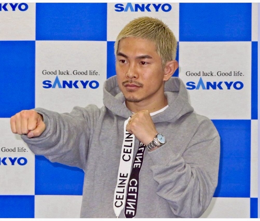 闘志が漲る…井岡一翔、決戦への“拳”を突き出す最新ショットが圧巻