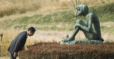 「皿を授かる儀式⁉︎」岩井ジョニ男、河童の銅像に深々と頭を下げるシュールショットが話題