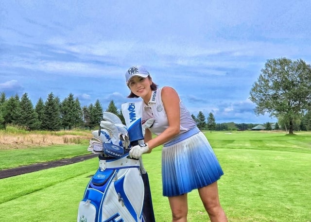 イ・ボミ、引退後もゴルフ愛は健在。新バッグ披露に「ぜんぶ青！」の爽快ショット