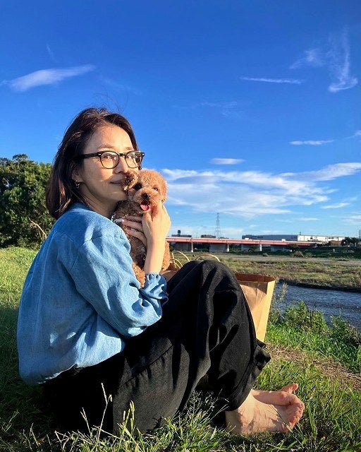 石田ゆり子、愛らしいトイプードルとの秋散歩！
