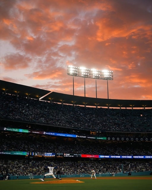 MLBが「帰ってきたその瞬間」、燃えるような空が祝福した「ドジャースタジアムの奇跡の夕景」