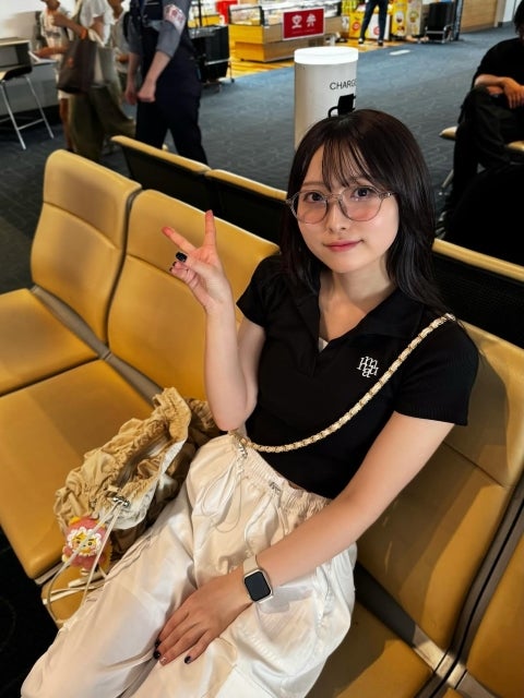 きみバン・清原梨央、空港でのピースショット公開。「北海道きたよー」の笑顔に癒やされる