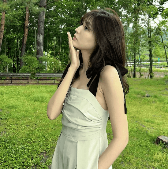 「スタイル良すぎて最高」人気モデル、緑の中の”ナチュラル・ビューティーショット”が絵になる美しさだとファンメロメロに「美しい」