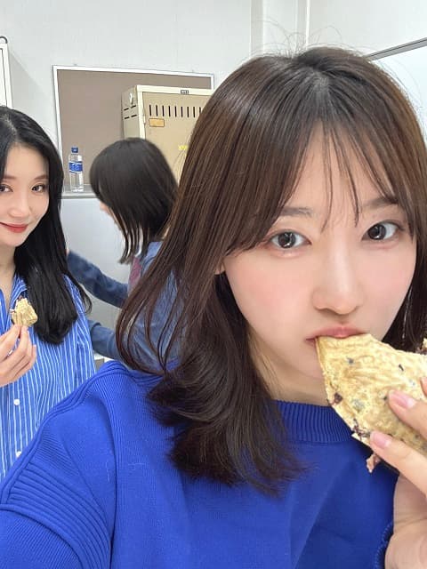 「みおち後ろw」元アイドル女優の休憩中”写り込み”オフショにファン爆笑!?