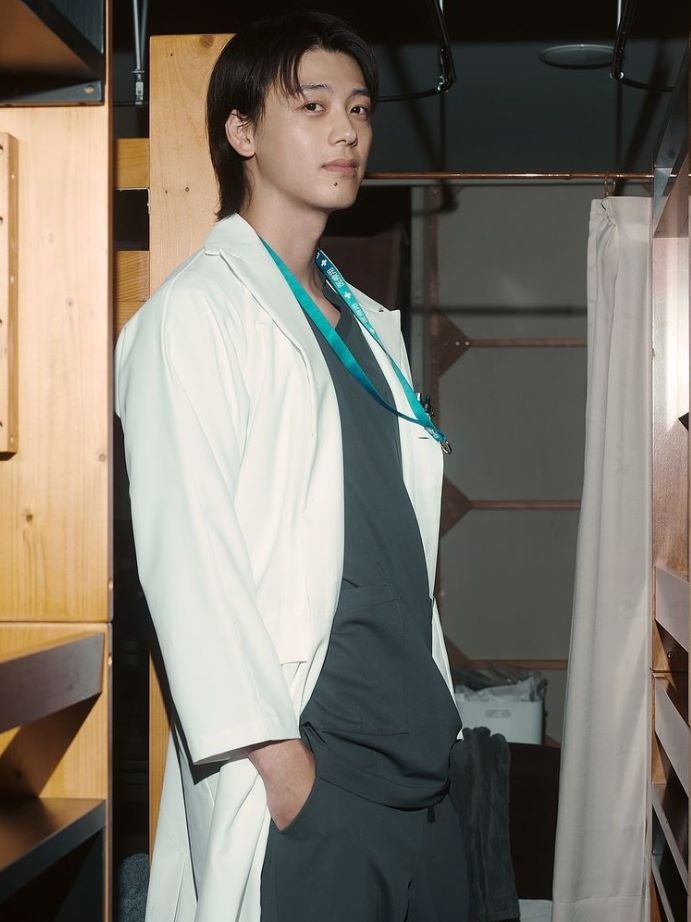 「かっこよすぎる」と話題 竹内涼真が白衣姿でドラマ最終回を告知