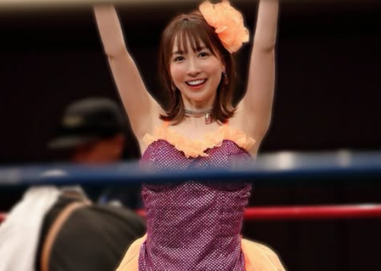 「可愛いすぎる」37歳の美魔女ラウンドガール、麗しきリングショットを披露！ファンノックアウト「綺麗で素敵です」