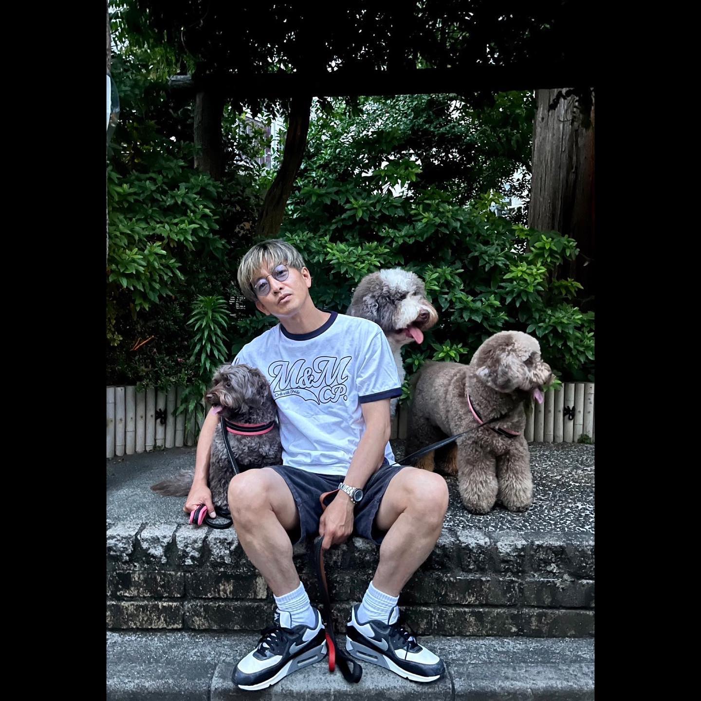 木村拓哉が三匹の愛犬との散歩ショットを公開✨休憩中もイケメンすぎる😍