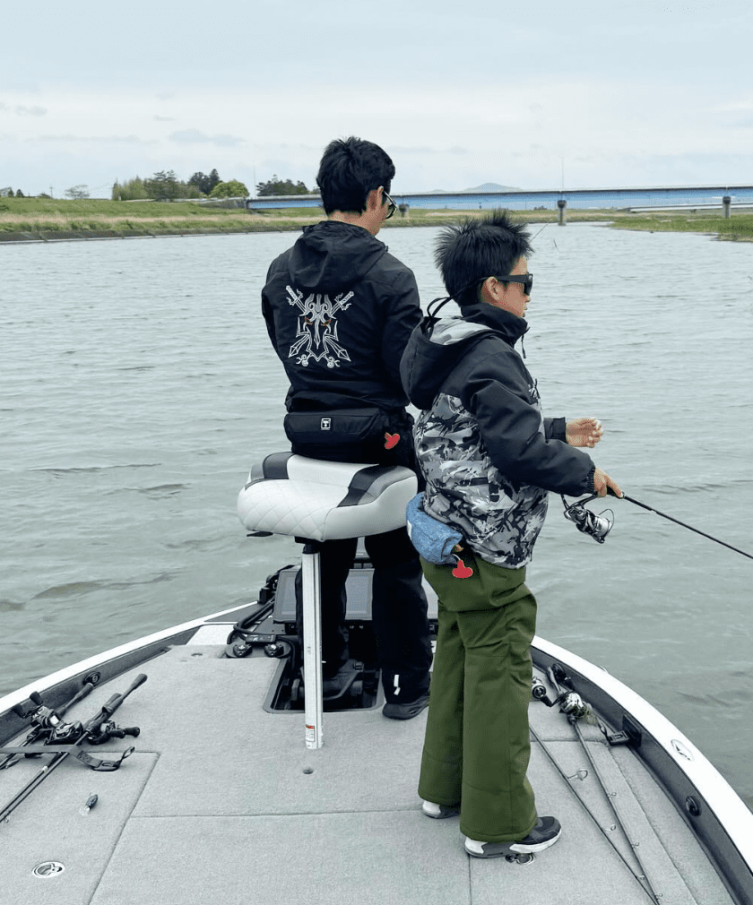 川田将雅 自慢の息子と琵琶湖での釣りショット