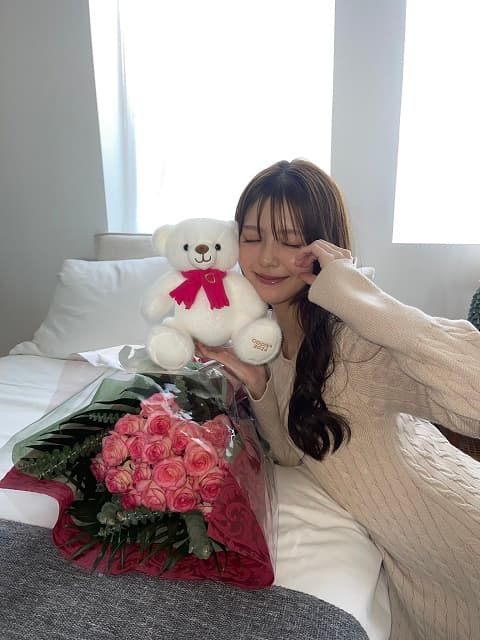 「超絶可愛い過ぎ問題」モデル 鈴木ゆうかとクマのぬいぐるみとの2ショットにファン悶絶