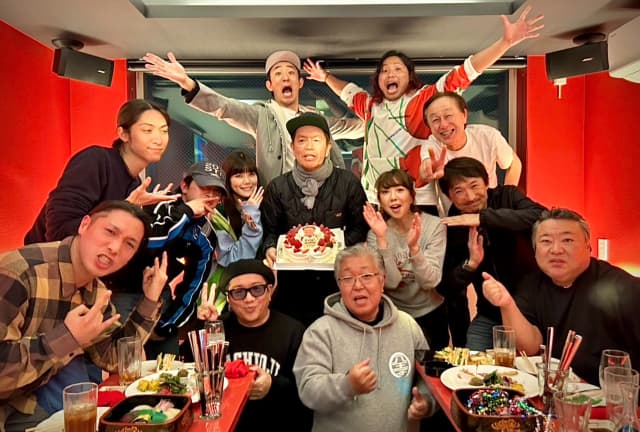 ファンキー加藤、久々の『八王子会』にてヒロミの誕生日を祝う！