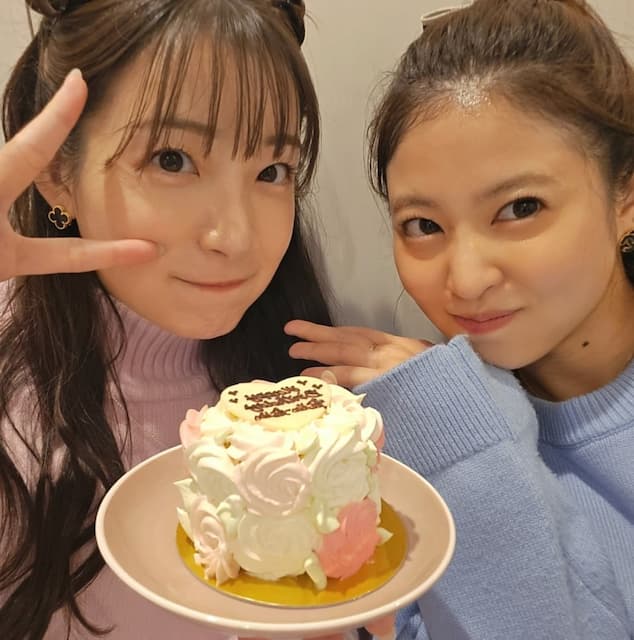 足立梨花、西崎莉麻とのツーショットを公開！「クリーム可愛っ」