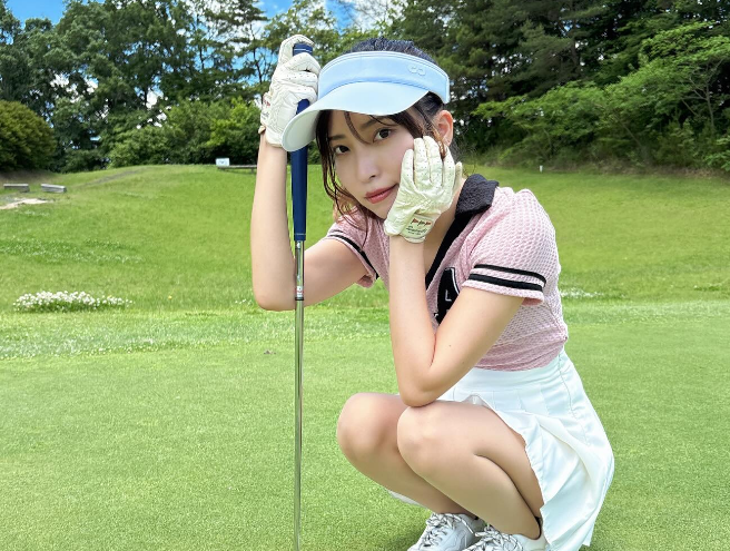 「青空によく似合う白ミニスカウェア姿」ゴルフ美女子、大好評のウェア姿で”クール・ビューティーショット”を披露！