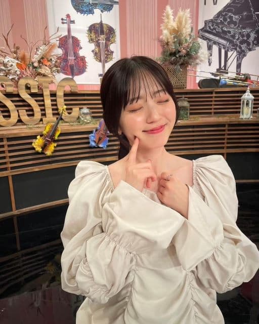 「何でそんなに何でも似合うの？」鈴木愛理、クラシックTVで着用した衣装が話題に！