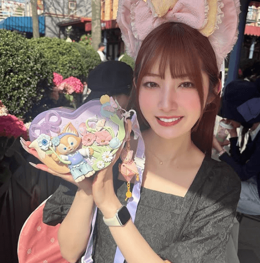 「魅力は無限で超美しい」人気ラウンドガール、上海の夢の国で魅せた”ガーリー・ドリーミングショット”にファン夢心地