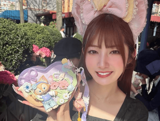 「魅力は無限で超美しい」人気ラウンドガール、上海の夢の国で魅せた”ガーリー・ドリーミングショット”にファン夢心地