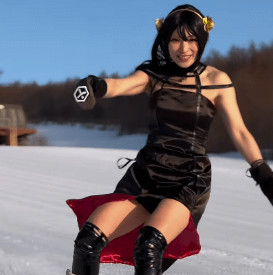 ゲレンデの”ヨル・フォージャー”推参！スノボ美女、スパイファミリーの人気コスプレ姿でライディング！反響続々