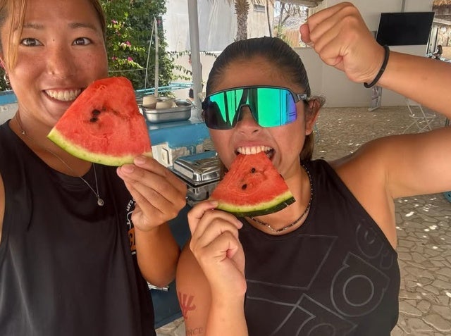 夏の休息スイカタイム、ビーチバレー・沢目繭が見せた“ホッとする素顔”