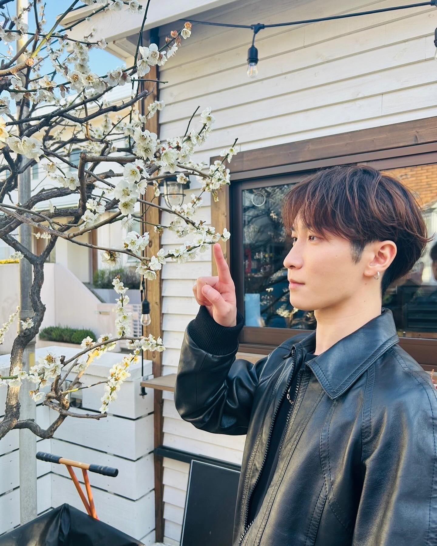 Snow Man・渡辺翔太、〇〇をツンとする姿にファンが悶絶「素敵なお庭にイケメン」