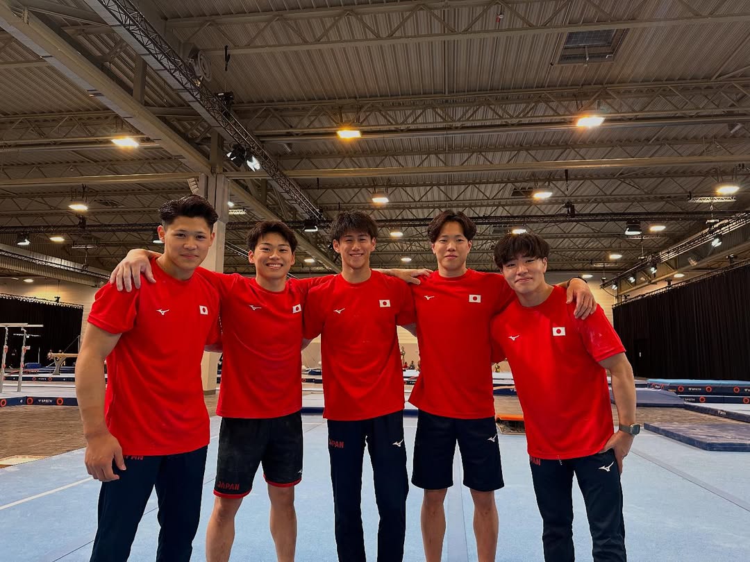 体操男子日本代表選手・岡慎之助、5人で肩を組んだ集合写真を公開し「団体決勝、個人予選頑張りましょ！」