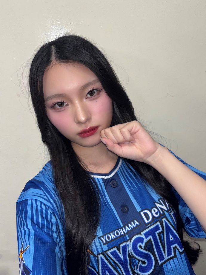 CANDY TUNE桐原美月、ベイスターズユニ姿で“程よく”登場　静かな存在感にファンも注目